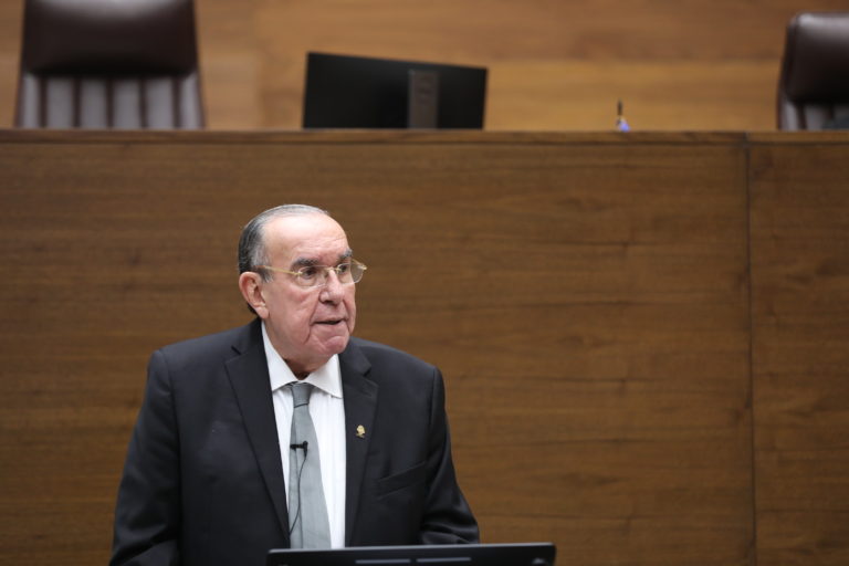 Rodrigo Arias propone instalar desfibriladores automáticos en espacios de alta concurrencia