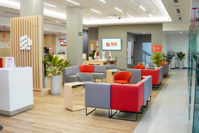 Con música y emprendedores, BAC abre las puertas de su nueva oficina en Liberia