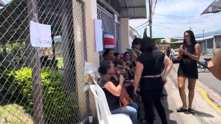 Padres y madres cierran escuela de enseñanza especial de Turrialba para exigir salida de directora