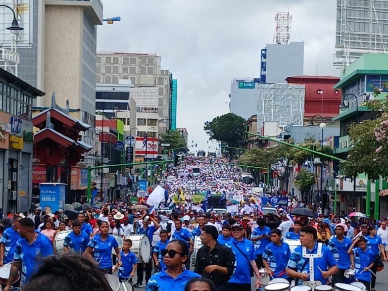 Día del agricultor dio pie a marcha para protestar por la caída del dólar