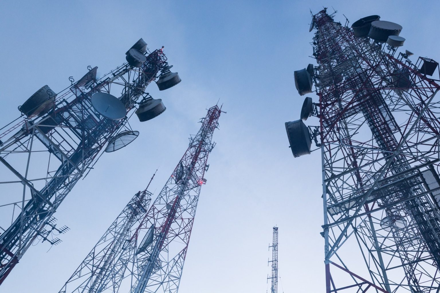 Imagen principal del artículo: Defensoría llama a modernizar regulación en el uso de las frecuencias de radio y televisión