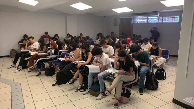 Conare: más de la mitad del estudiantado de universidades públicas financia sus estudios con becas