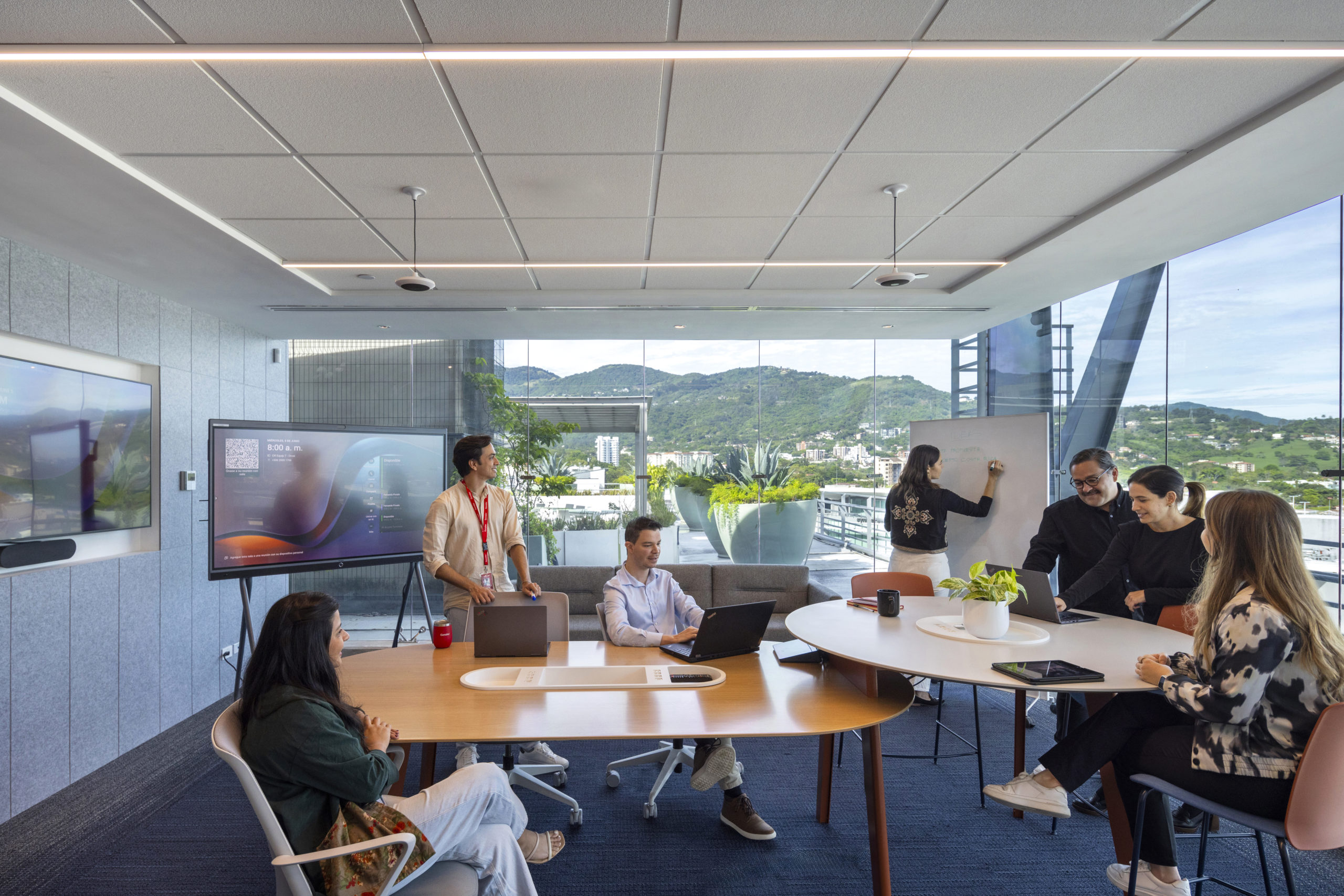 Imagen principal del artículo: Interactuar con otras personas es la principal razón en Costa Rica para asistir presencialmente al trabajo, revela estudio