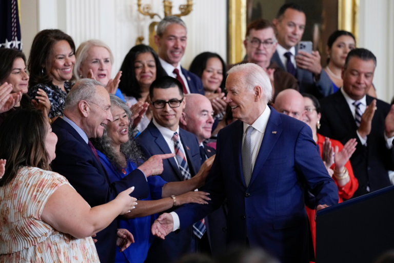 Biden ofrece camino a la ciudadanía a cientos de miles de inmigrantes