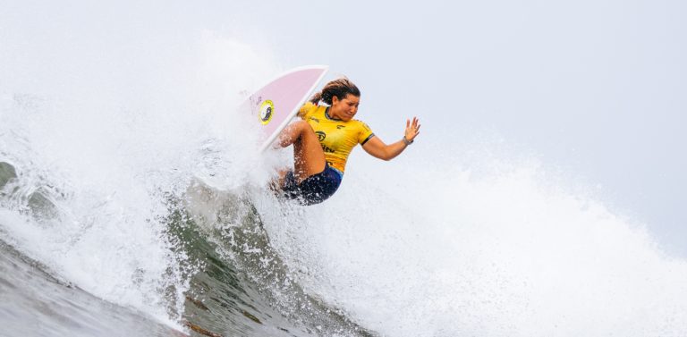 A la surfista tica Brisa Hennessy no le pesa la licra amarilla: ¡Clasificó a cuartos de final en El Salvador!