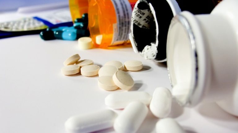 Colegio de Farmacéuticos advierte sobre los riesgos de comprar medicamentos en outlets y comercios no autorizados