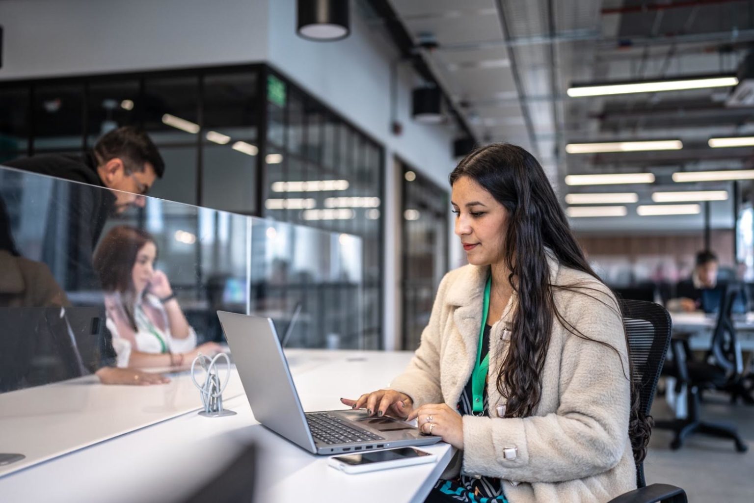 Imagen principal del artículo: CEO Study de IBM: A medida que los CEOs se apresuran hacia la adopción de la IA Generativa, persisten las preguntas sobre la fuerza laboral y la cultura