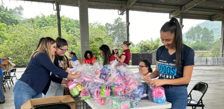 Alistan paquetes de productos femeninos para enviar a todo el país en jornadas de voluntariado