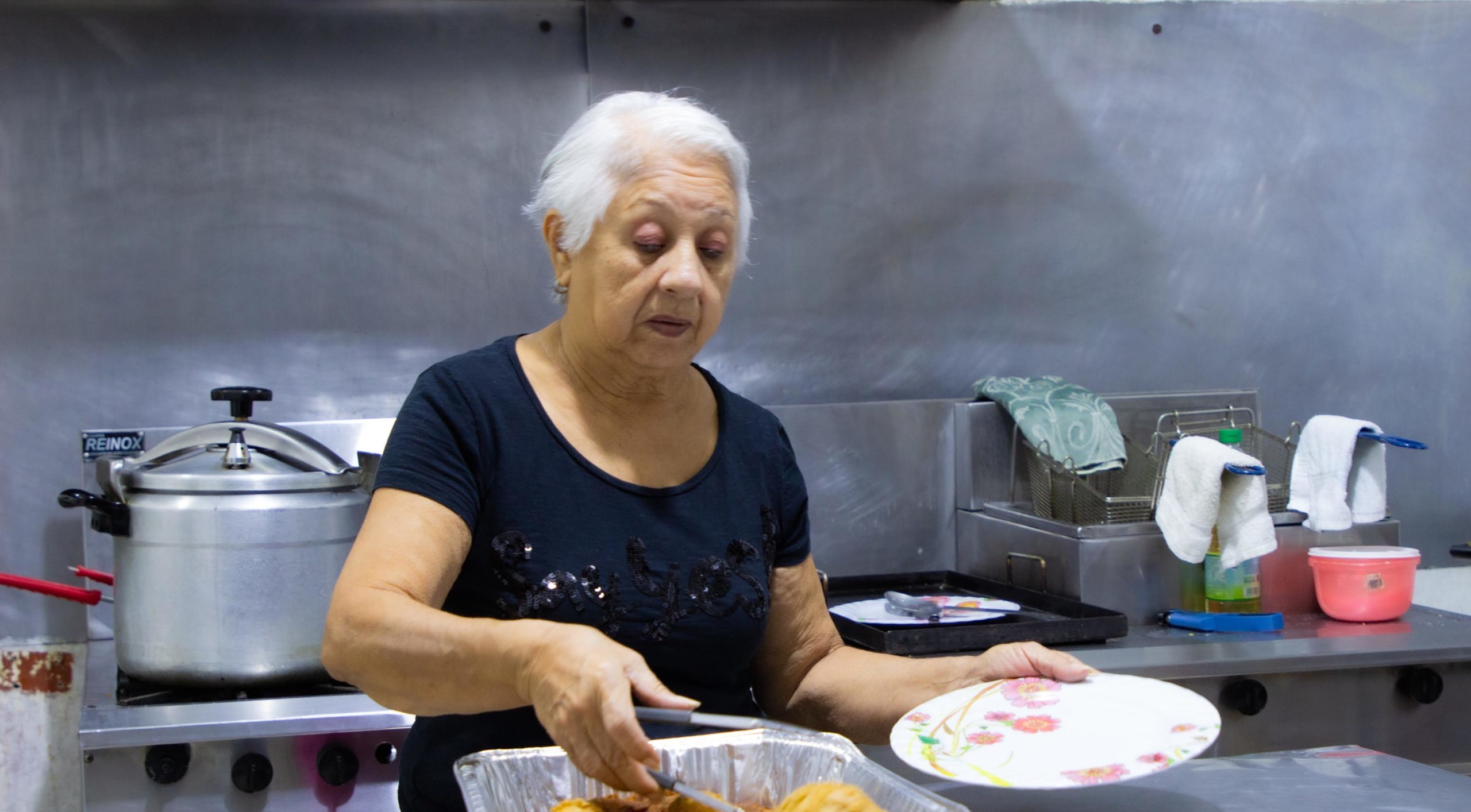 Imagen principal del artículo: Fundación Lloverá ayuda a 1.400 personas mensuales gracias a donación de pollo frito