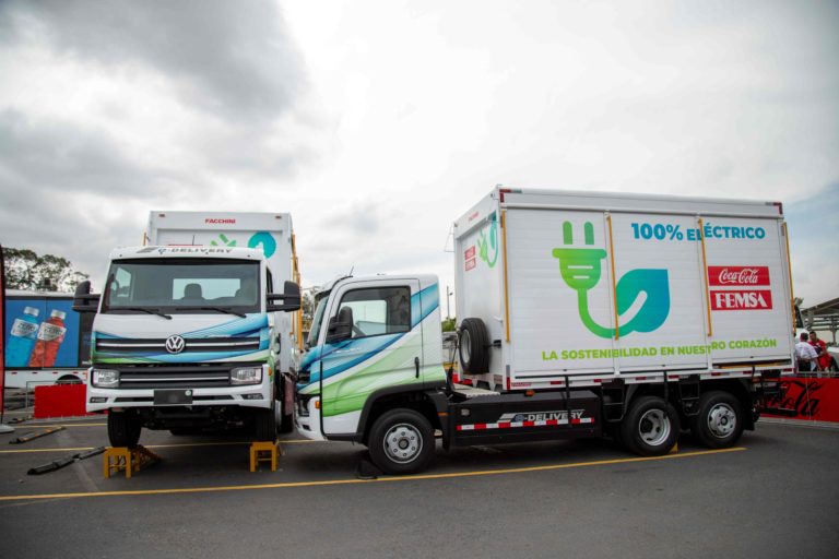 Coca-Cola FEMSA incorpora camiones eléctricos en su flotilla para reducir su huella de carbono