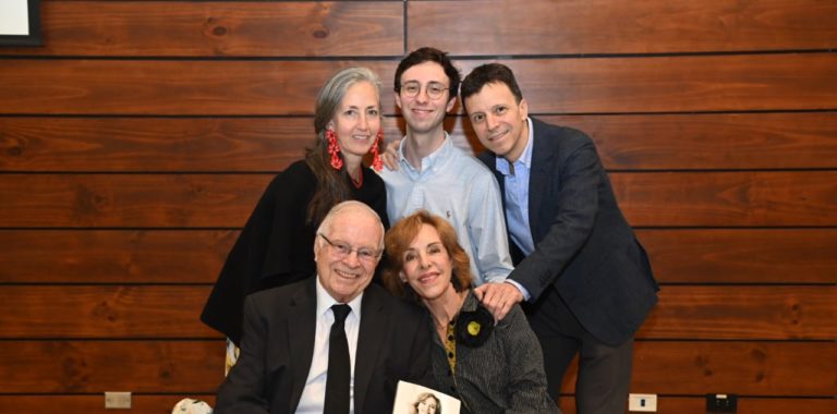 Lorena Clare presentó su autobiografía “Como el bambú”