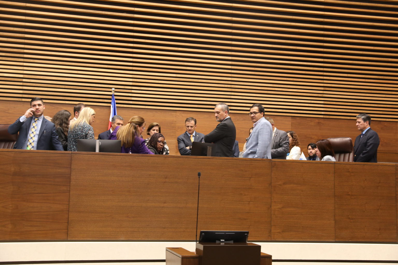 Imagen principal del artículo: Asamblea se va a receso con la votación sobre el referéndum como su gran pendiente