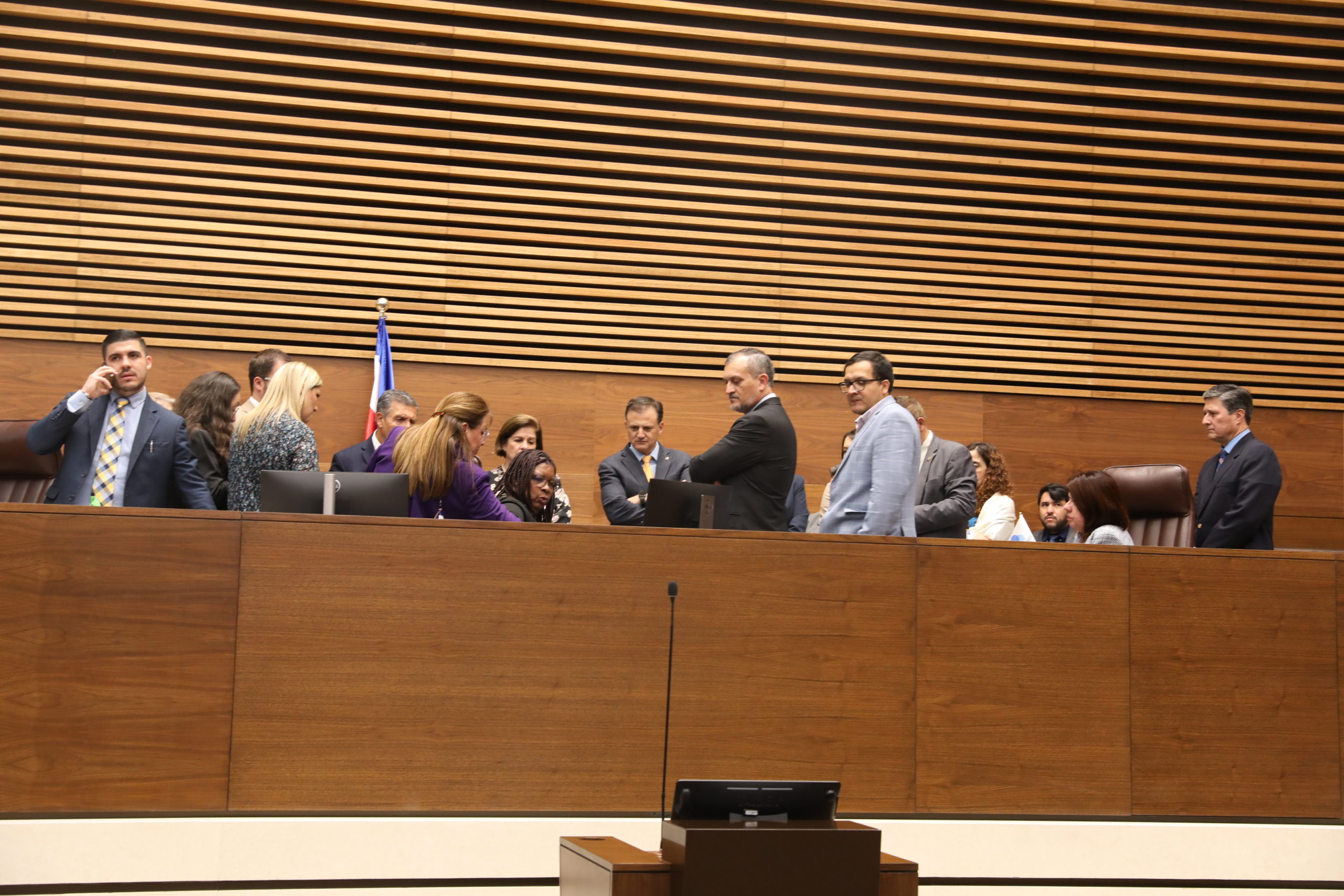 Imagen principal del artículo: Asamblea dispensa de trámites proyecto que trasladará dinero del Fondo de Avales hacia obras en carretera Barranca-Limonal