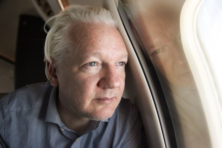 Julian Assange se declara culpable de un cargo de espionaje, pero queda en libertad