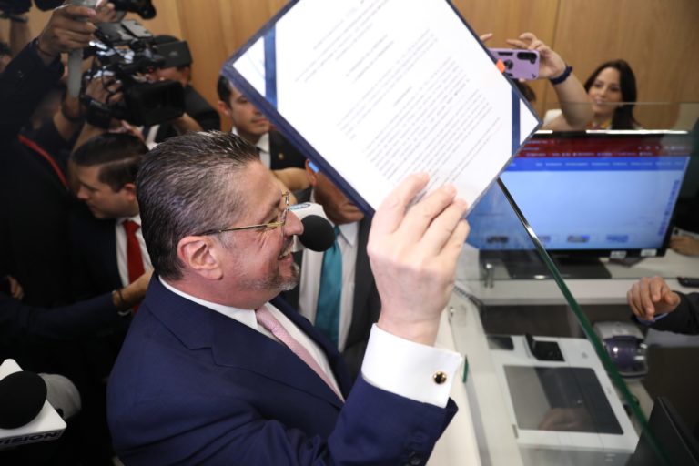 Ni jornadas 4x3, ni venta del BCR, ni apertura del mercado eléctrico: este es el proyecto que Chaves pide llevar a referéndum