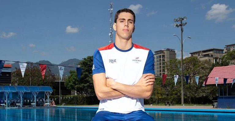 Nadador tico Alberto Vega gana 8 medallas de oro en Juegos Nacionales antes de asistir a París 2024
