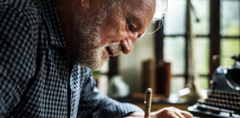 AGECO invita a mayores de 60 años a participar en su concurso literario