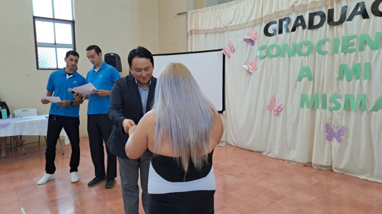 Mujeres privadas de libertad reciben título de programa de autoanálisis