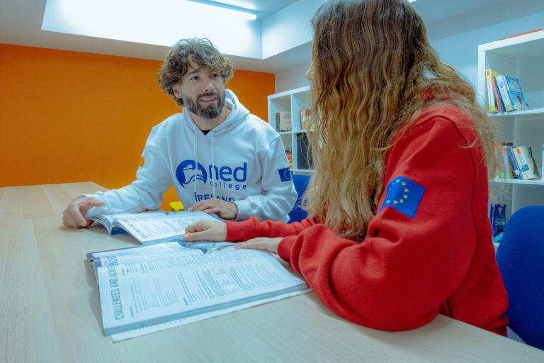 Abren convocatoria que dará 400 becas a latinoamericanos para que estudien inglés en Irlanda