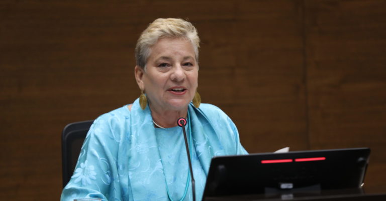 Ministra Müller censurada por el Congreso tras una ajustada votación