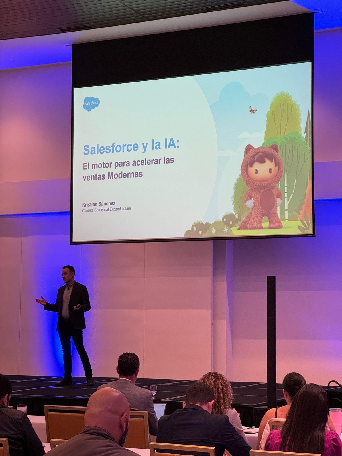 Imagen principal del artículo: Inteligencia artificial y sistemas de CRM impulsan la adaptación de las empresas a futuro