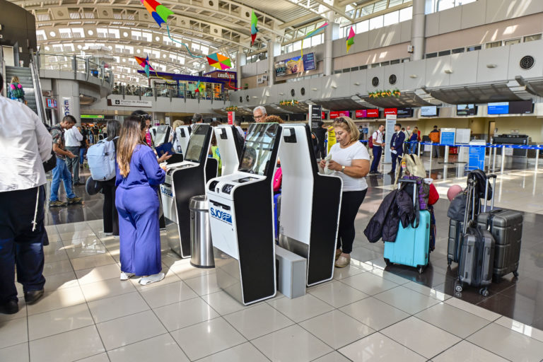 Aeropuerto Juan Santamaría habilita 30 nuevos puestos de autochequeo