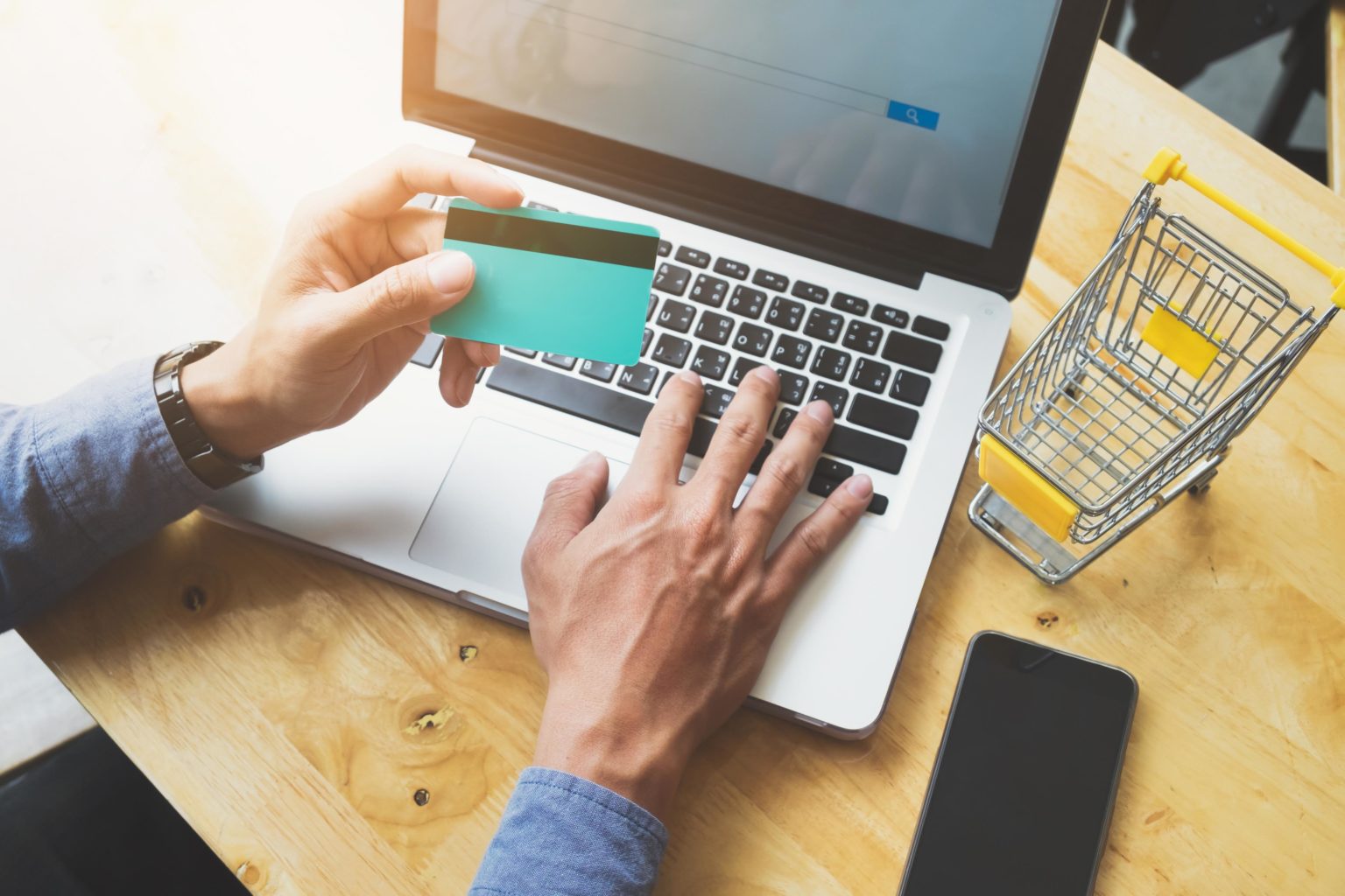 Imagen principal del artículo: Coopecaja advierte sobre el aumento de consumo y llama a compras responsables en Viernes Negro