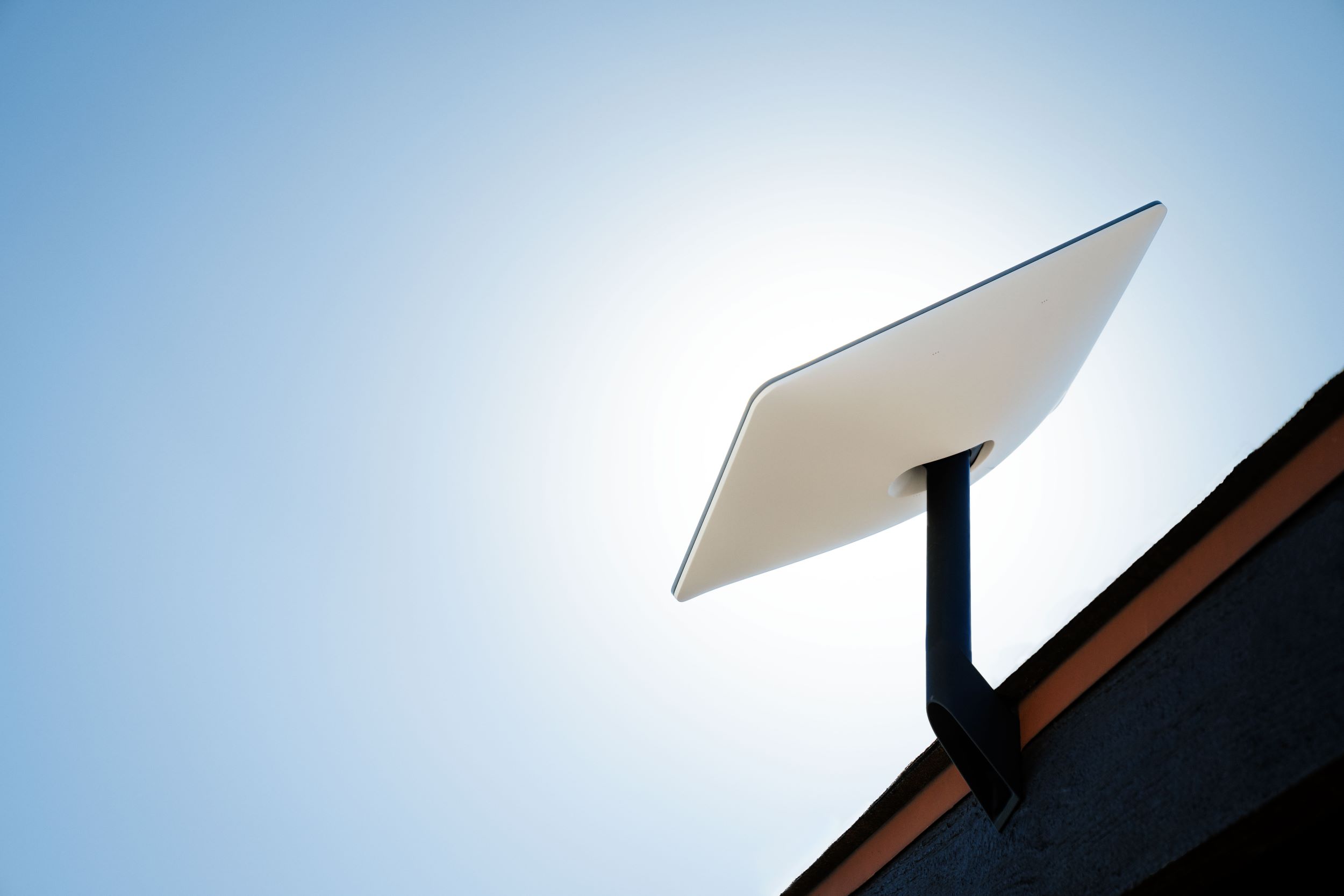 Imagen principal del artículo: Starlink, la antena de internet satelital más veloz del mundo ya está disponible en las tiendas Gollo y RadioShack