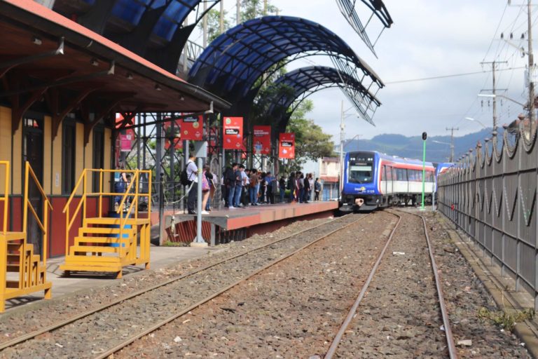 Suspenden servicio de tren hasta Cartago por deslizamiento que afecta vías férreas