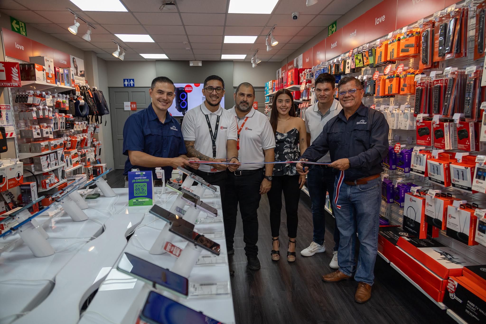 Imagen principal del artículo: Grupo Unicomer invierte más de $100 mil y abre local de RadioShack en Guápiles