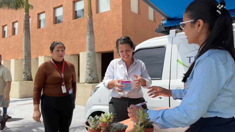 Vehículo recorre supermercados del país para premiar a costarricenses que lleven su reciclaje