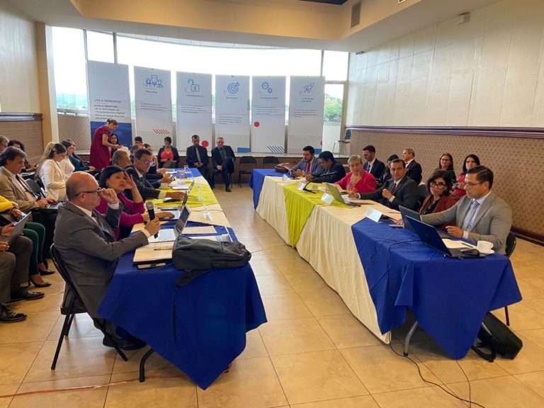 Gobierno ofrece 1% de ajuste al FEES; universidades lo consideran inviable y piden 4%