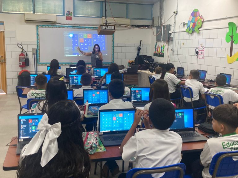 Gobierno lanza plan para ampliar conectividad en 1456 centros educativos