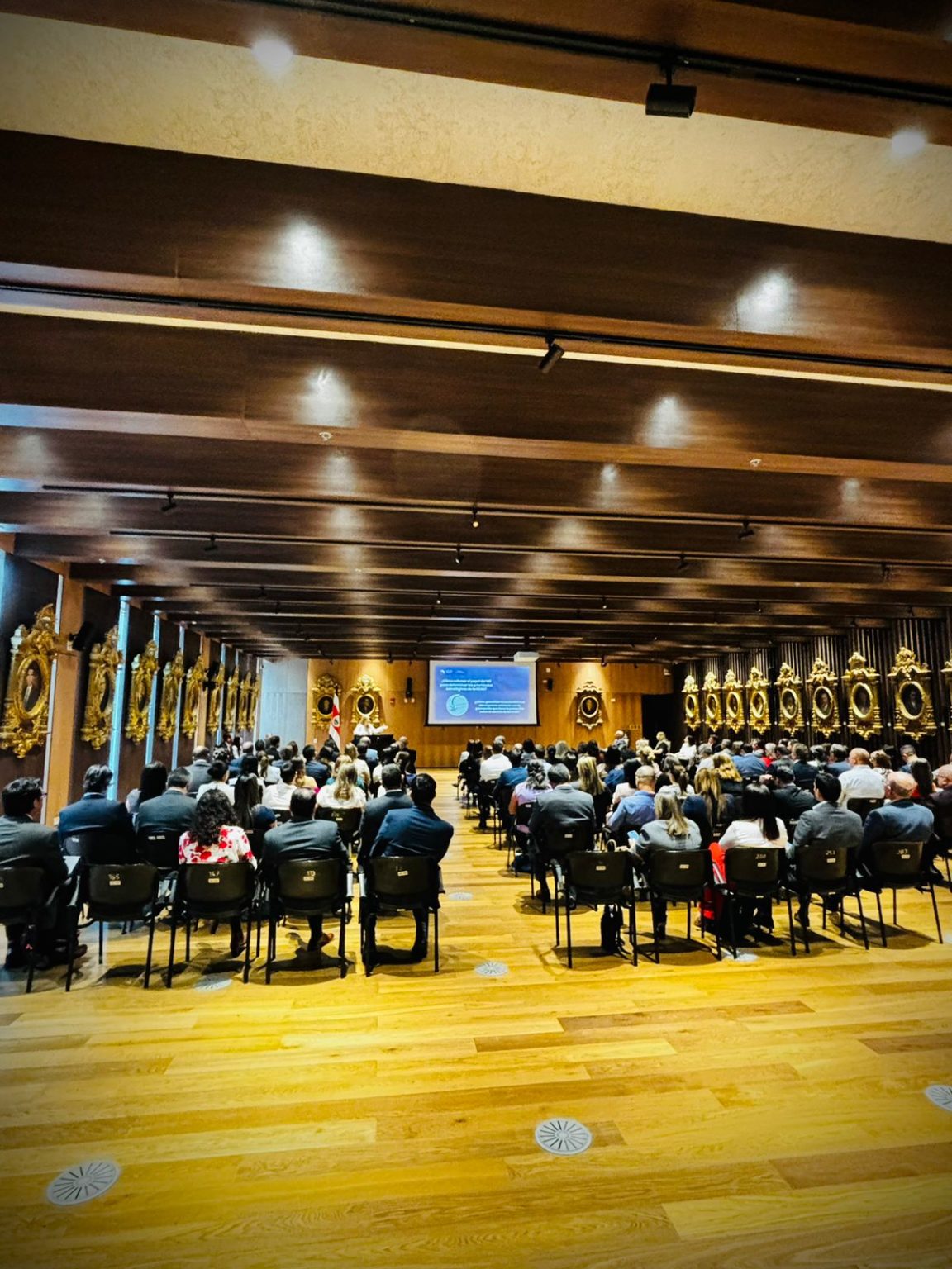 Imagen principal del artículo: Representantes del sector salud público y privado presentan propuestas para mejorar el sistema de salud nacional