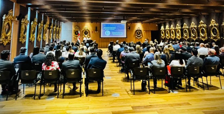 Representantes del sector salud público y privado presentan propuestas para mejorar el sistema de salud nacional
