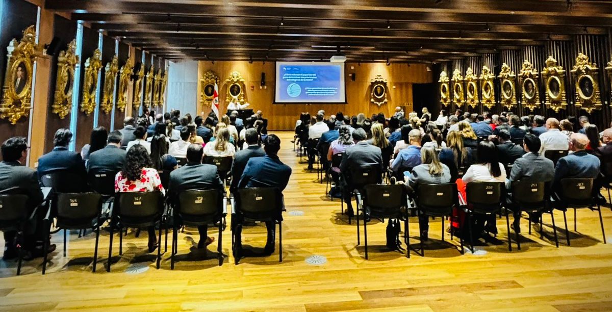 Imagen principal del artículo: Representantes del sector salud público y privado presentan propuestas para mejorar el sistema de salud nacional