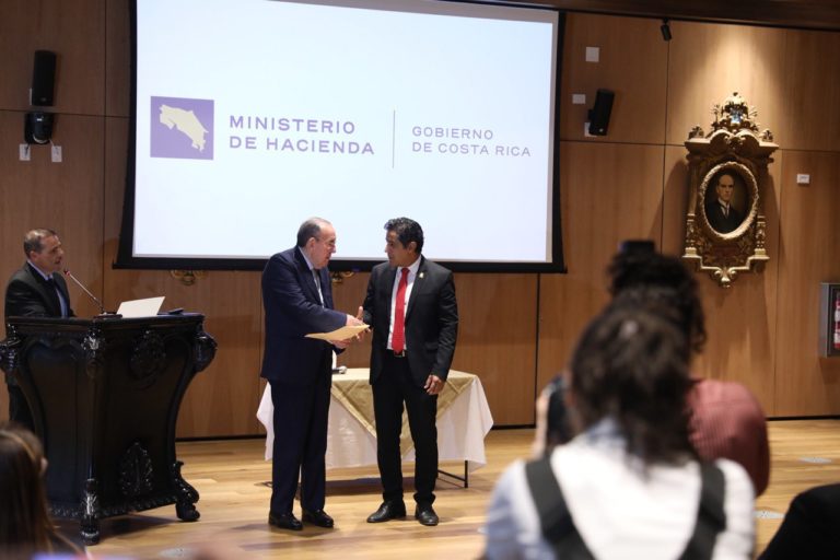 Hacienda presenta presupuesto nacional 2025 inferior al del año 2024