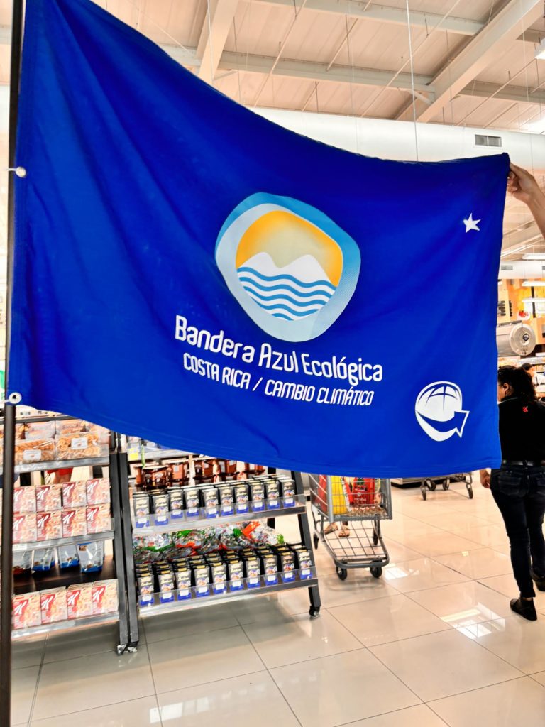 Auto Mercado recibe 26 Galardones de Bandera Azul Ecológica