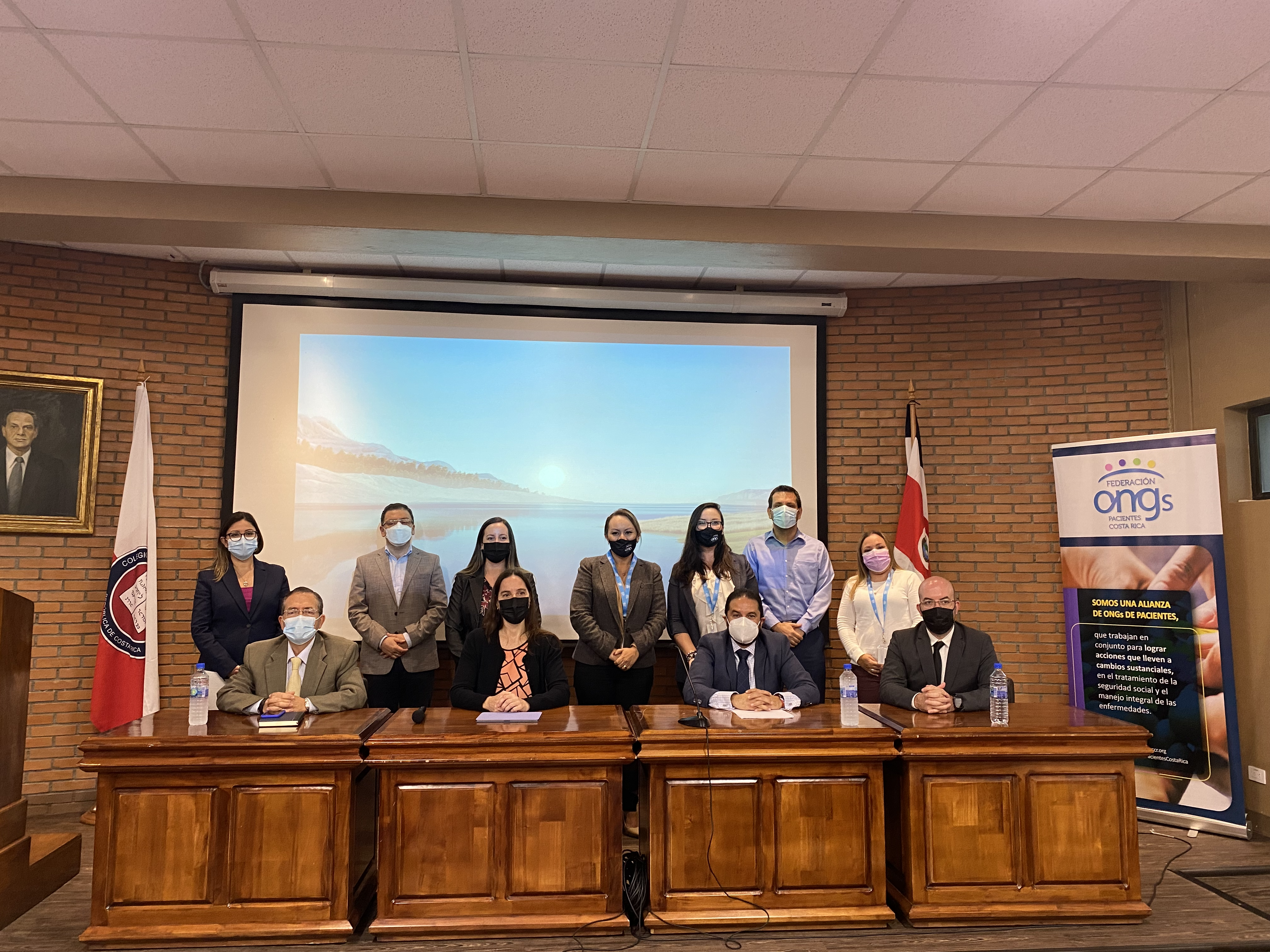 Imagen principal del artículo: Pacientes celebran rechazo de la sala iv al decreto presidencial que pretendía debilitar el control de medicamentos en Costa Rica