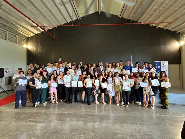 Jóvenes de Pococí y Talamanca se gradúan con habilidades digitales para el mercado laboral