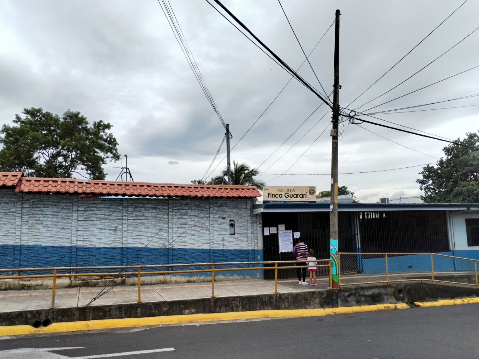 Imagen principal del artículo: Walmart realiza donación de pintura a Escuela Finca Guararí