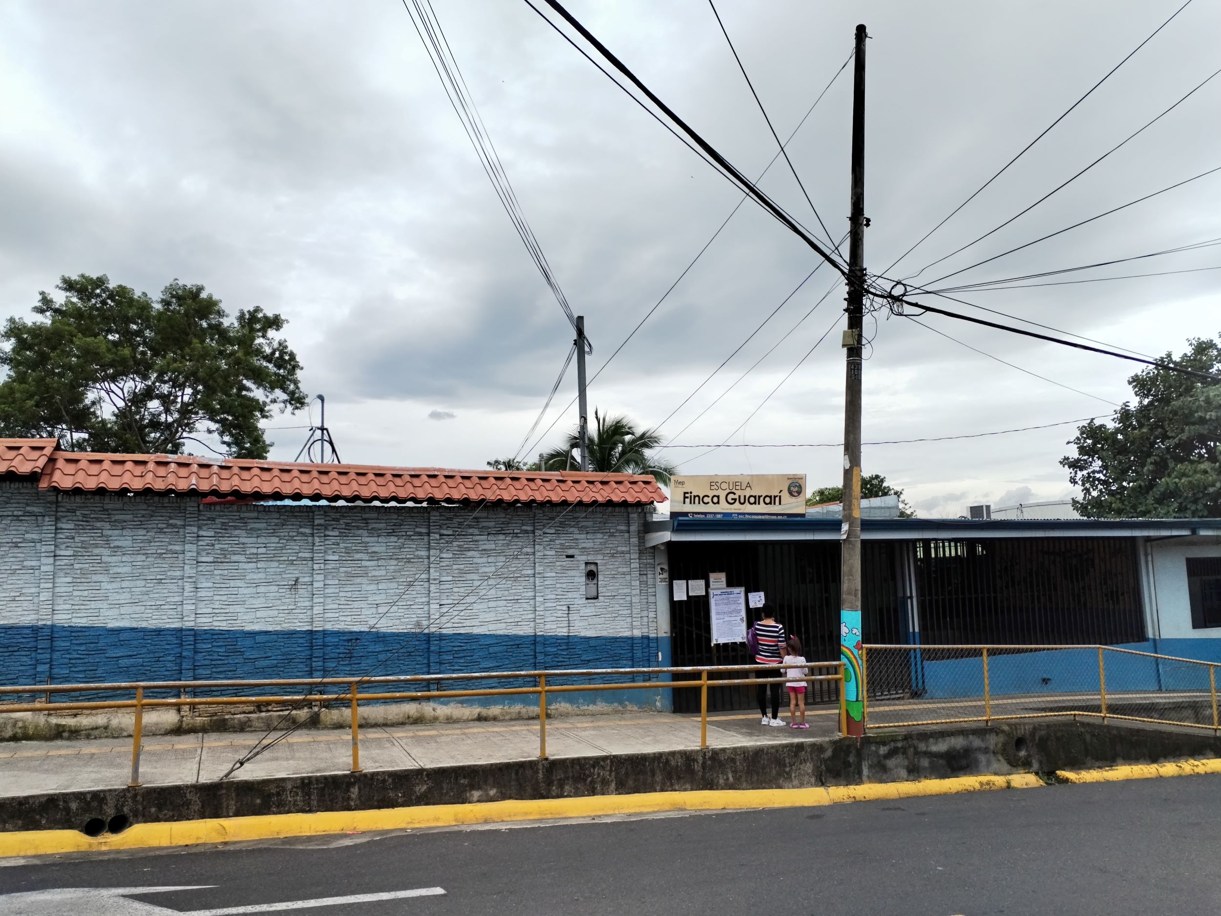 Imagen principal del artículo: Walmart realiza donación de pintura a Escuela Finca Guararí