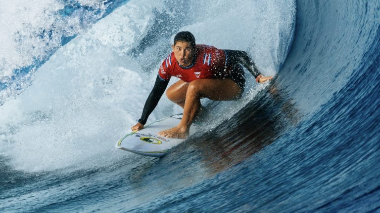 Surfista tica Brisa Hennessy obtiene en Fiji el boleto directo hacia las finales del Tour Mundial 2024