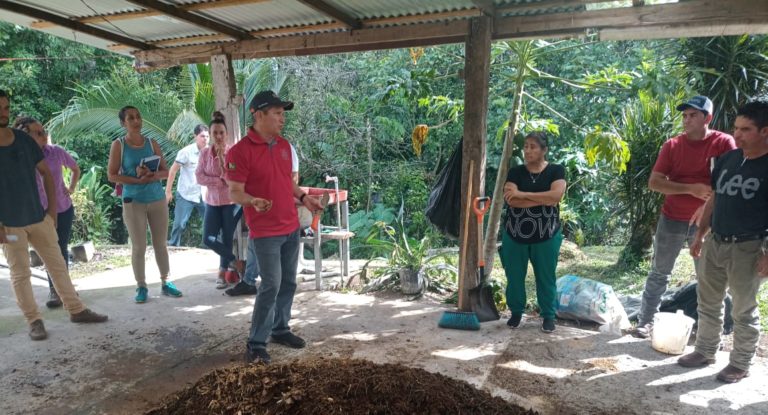 Personas productoras de Pital de San Carlos reciben materiales para la preparación e implementación de bioinsumos
