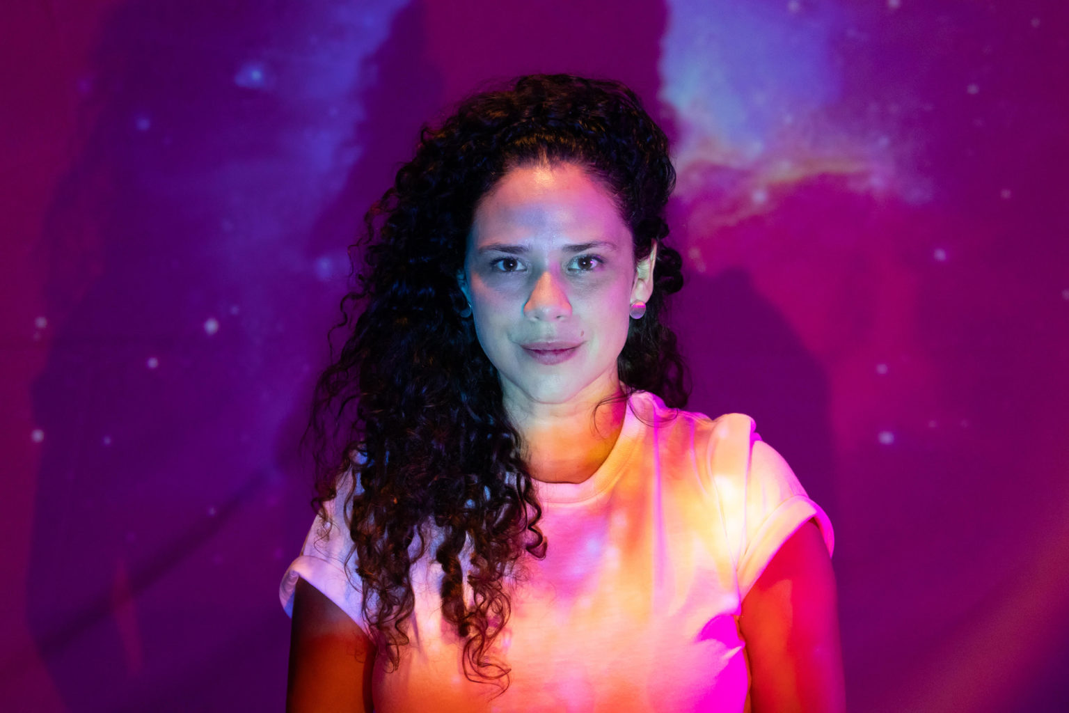 Imagen principal del artículo: Karina Mora amplia los horizontes de su teatro sensorial