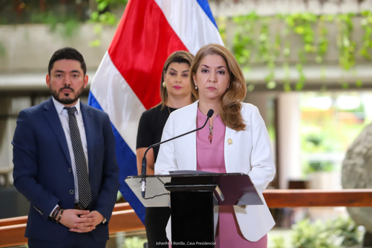 Los mosquitos aprenden de papelería y tres temas que urge atender