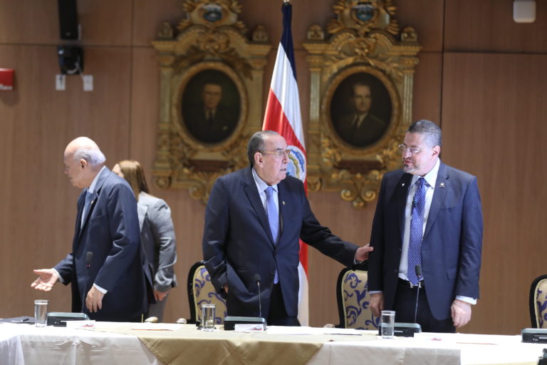 Reunión sobre seguridad entre supremos poderes termina en discusión entre Chaves y Arias