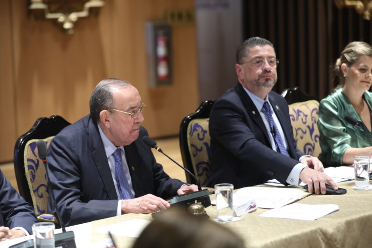 Dólar continúa en picada, Arias sigue en pulso con Chaves