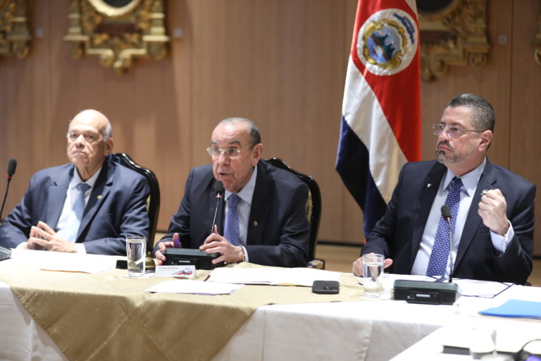 Chaves invita a presidentes del Poder Judicial y Legislativo a debate público