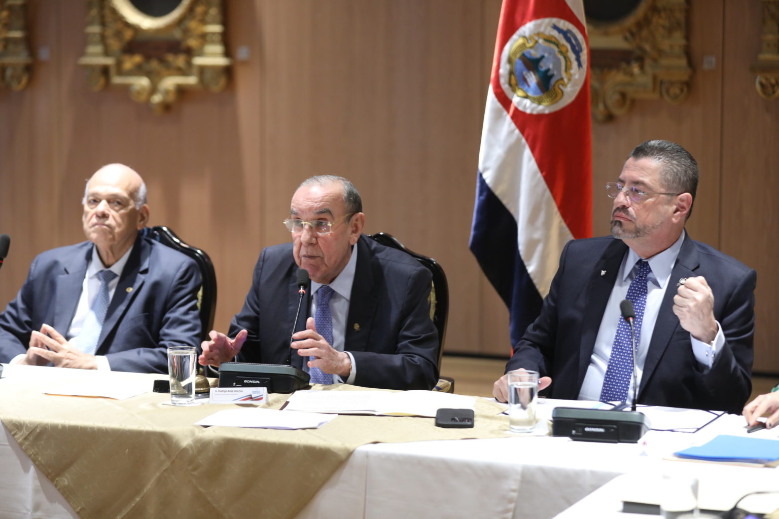 Imagen principal del artículo: Ejecutivo denuncia a Huawei, Chaves propone debate a Arias y Aguirre